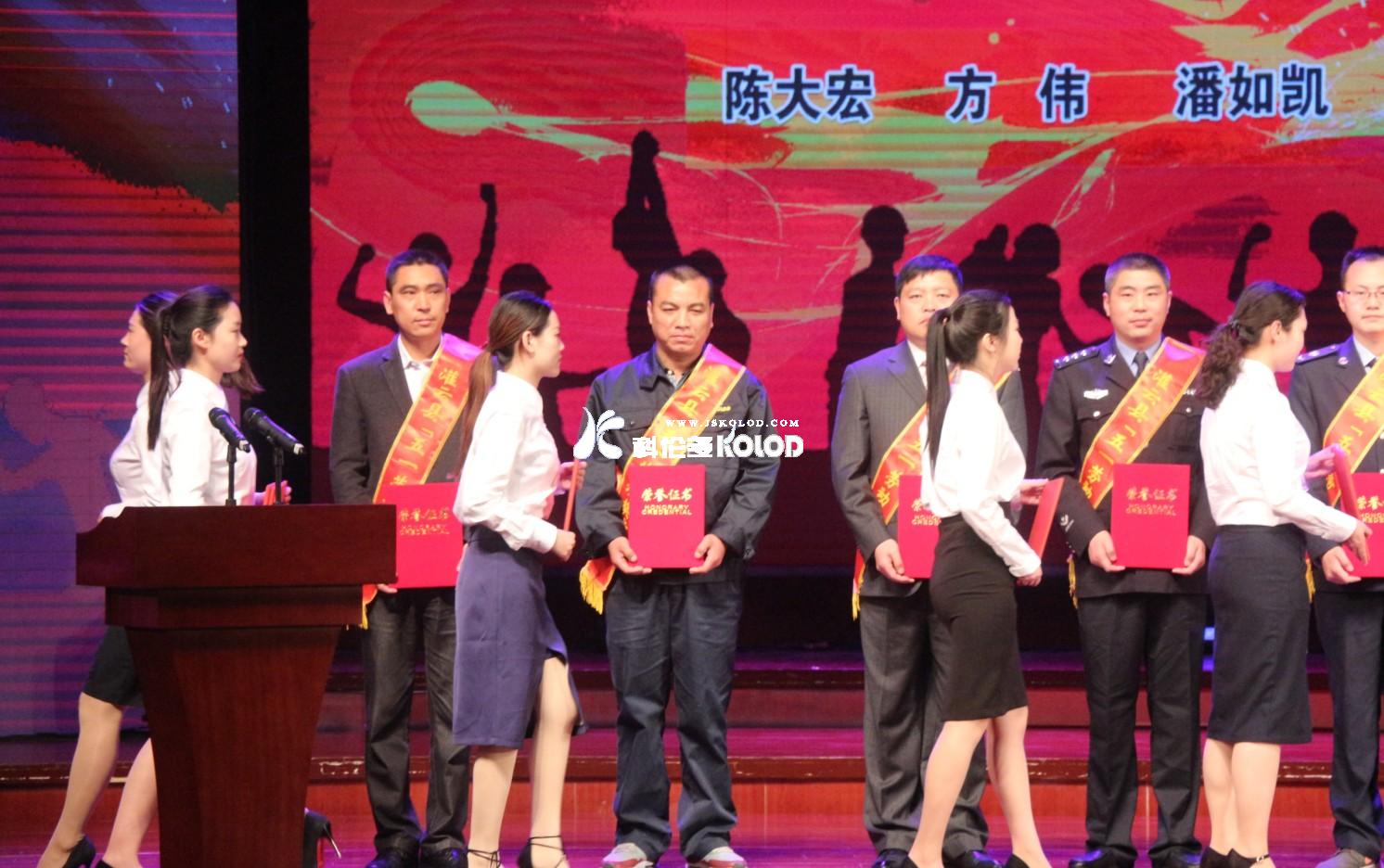 灌云縣在縣影劇院隆重舉行慶祝五一勞動(dòng)節(jié)大會(huì)